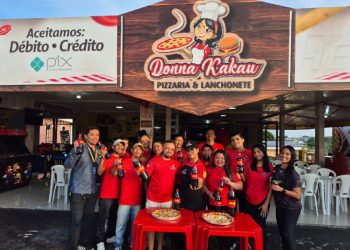 Pizzaria DONNA KAKAU promovendo a ação de 80 Anos da Magistral e FLESH COLA