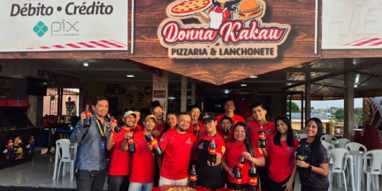 Pizzaria DONNA KAKAU promovendo a ação de 80 Anos da Magistral e FLESH COLA