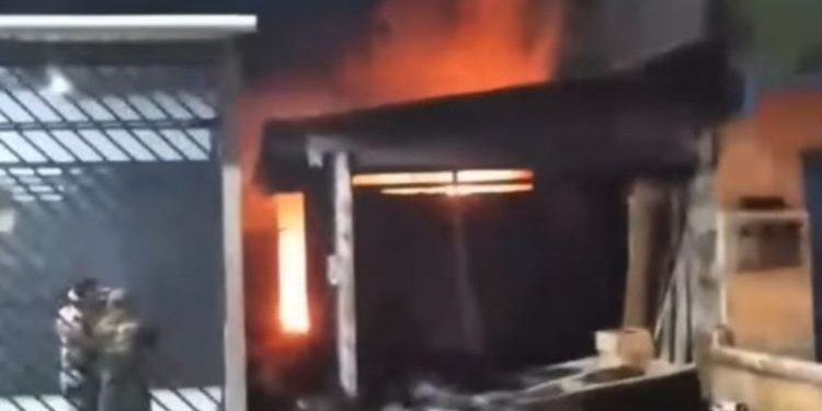 Cheirou pó, ficou doidão e ateou fogo na própria casa