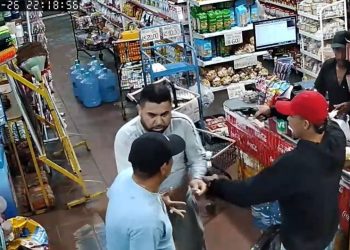 “Quero o dinheiro todinho.” Funcionários vivem terror durante assalto. Veja o vídeo