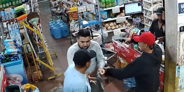 “Quero o dinheiro todinho.” Funcionários vivem terror durante assalto. Veja o vídeo