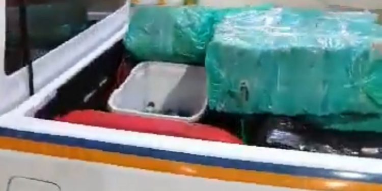 Carro abarrotado de drogas – Homem foge da polícia e é preso com meia tonelada de pó após perseguição. Veja o vídeo