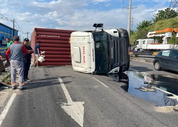Caminhão tomba na Av. das Torres após obra inacabada