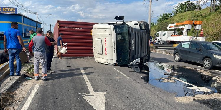 Caminhão tomba na Av. das Torres após obra inacabada