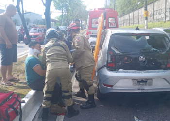 Motociclista colide com carro e fica gravemente ferido na Avenida Efigênio Salles