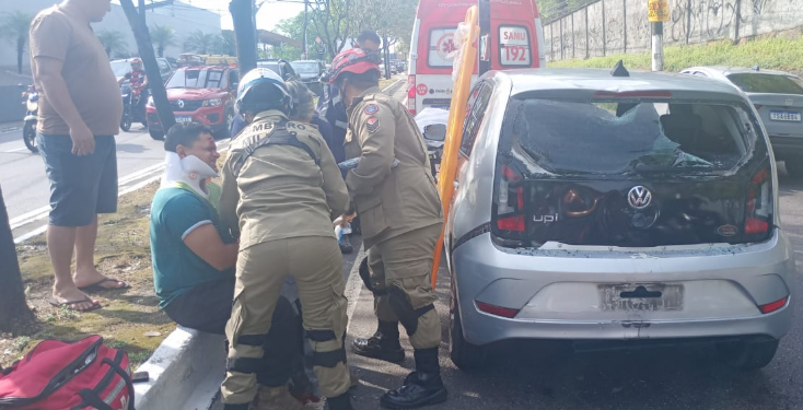 Motociclista colide com carro e fica gravemente ferido na Avenida Efigênio Salles