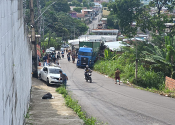 Carreta invade casa e deixa família ferida na zona norte de Manaus