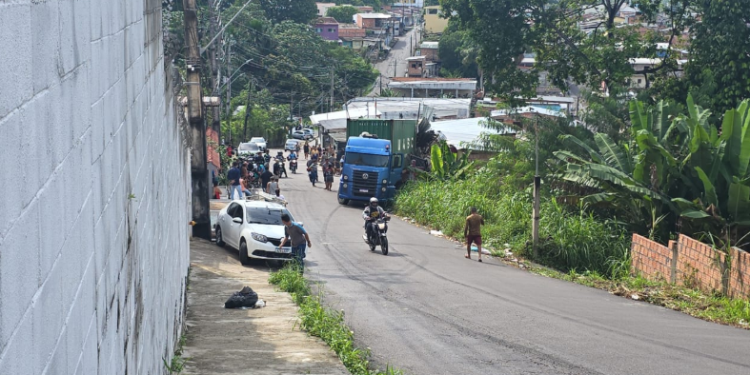 Carreta invade casa e deixa família ferida na zona norte de Manaus
