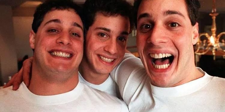 Trigêmeos separados para adoção ao nascer: a verdade sombria por trás de um experimento secreto