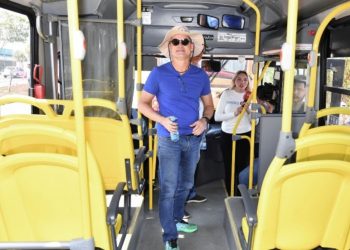 David Almeida entrega 20 novos ônibus para reforçar transporte público em Manaus