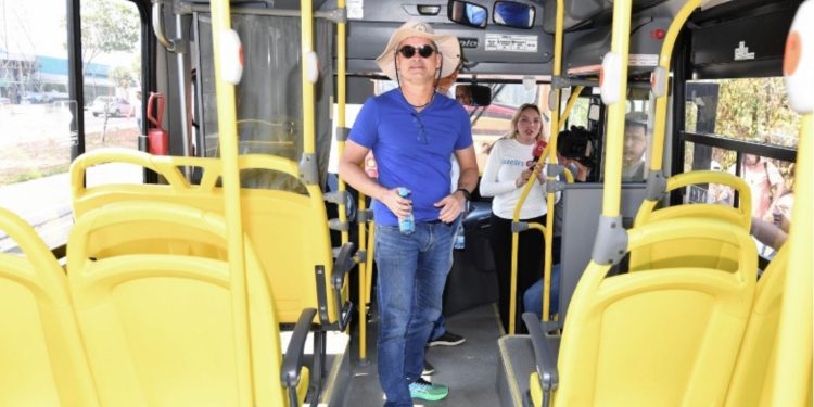 David Almeida entrega 20 novos ônibus para reforçar transporte público em Manaus