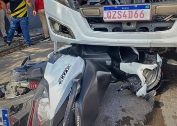 Colisão de motociclista com micro-ônibus deixa trânsito congestionado no Petrópolis