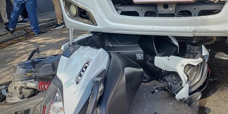 Colisão de motociclista com micro-ônibus deixa trânsito congestionado no Petrópolis