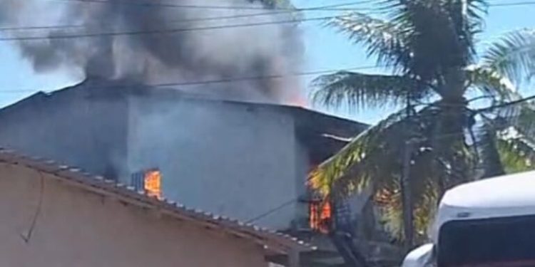 Incêndio atinge casa no bairro da Paz; família sobrevive