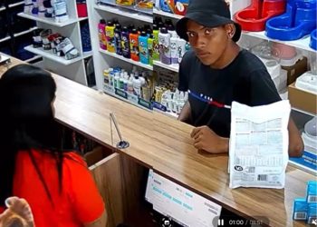 Com a cabeça na mira de uma arma, funcionária é ameaçada e assaltada. Veja o vídeo