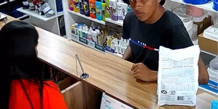 Com a cabeça na mira de uma arma, funcionária é ameaçada e assaltada. Veja o vídeo