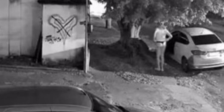 Espião? Pastor é flagrado de calcinha e peruca loira e vídeo viraliza. Veja!