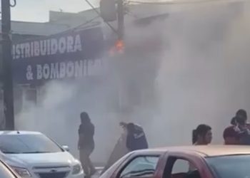 Fogo em poste no “Fuxico” causou desespero aos lojistas. Veja o vídeo