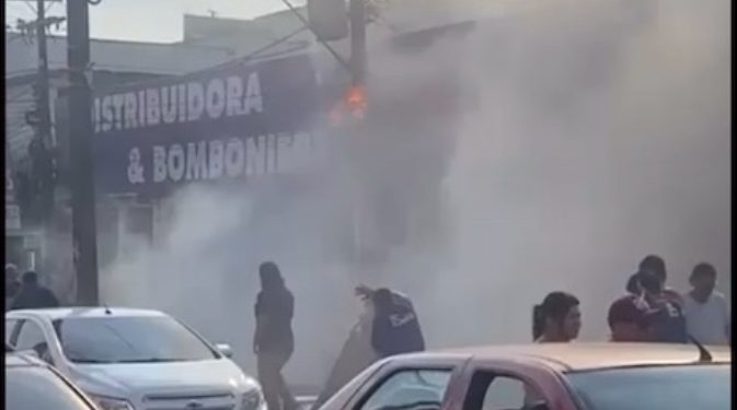 Fogo em poste no “Fuxico” causou desespero aos lojistas. Veja o vídeo