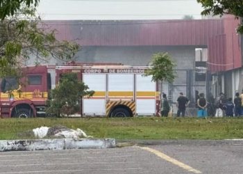 Incêndio em fábrica de portas é ocasionado por faísca em pó de serragem