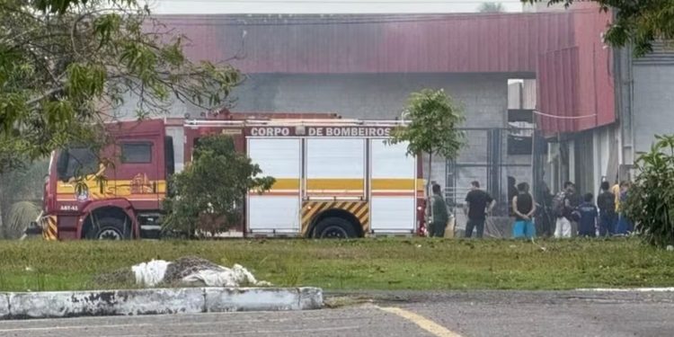 Incêndio em fábrica de portas é ocasionado por faísca em pó de serragem