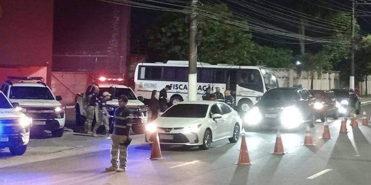 Transtorno no trânsito – Operação do Detran causa engarrafamento monstro na Ponta Negra