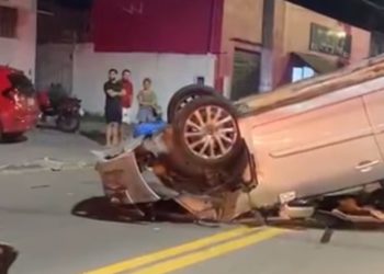 Vídeo mostra carro capotado após motorista perder o controle