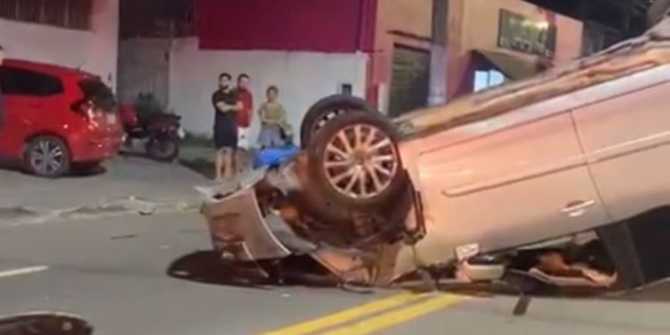 Vídeo mostra carro capotado após motorista perder o controle