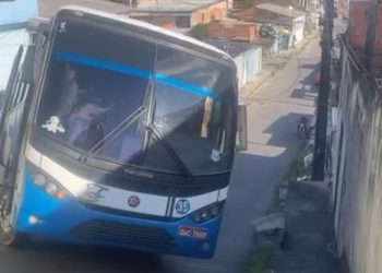Casa é atingida após ônibus não conseguir subir ladeira e desce descontrolado. Veja o vídeo