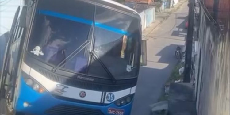 Casa é atingida após ônibus não conseguir subir ladeira e desce descontrolado. Veja o vídeo