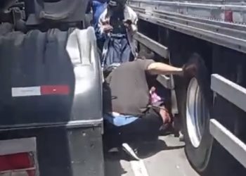 Prensado entre dois caminhões após fazer ultrapassagem arriscada. Veja o vídeo