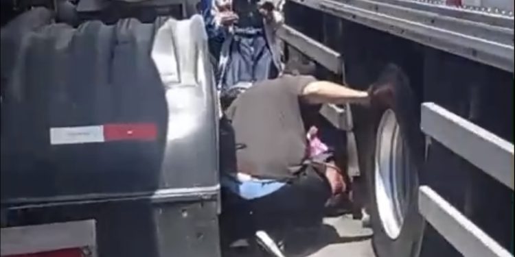 Prensado entre dois caminhões após fazer ultrapassagem arriscada. Veja o vídeo