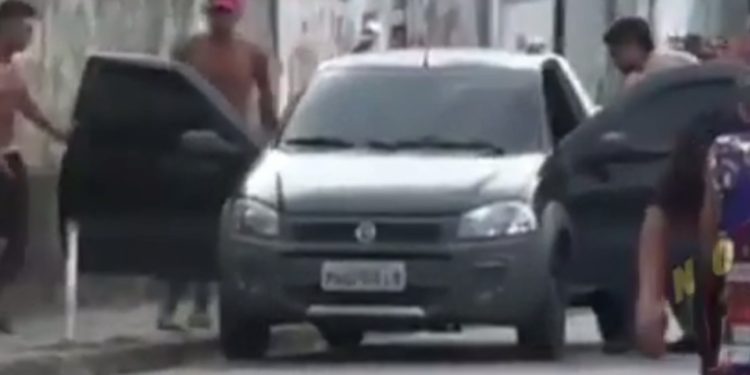 “Respeita minha mulher” motorista se masturb@ em frente da vítima e é espancado por moradores do Crespo. Veja o vídeo