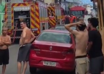 Incêndio atinge casas e três famílias ficam sem moradia. Veja o vídeo