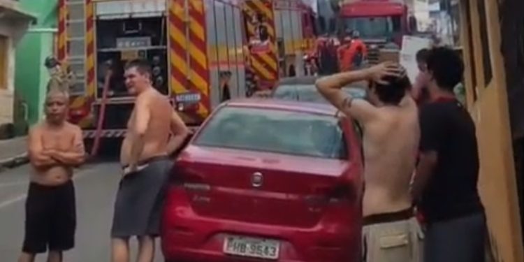 Incêndio atinge casas e três famílias ficam sem moradia. Veja o vídeo