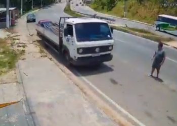 Vídeo mostra pânico após caminhão desgovernado quase atingir casa de idosa