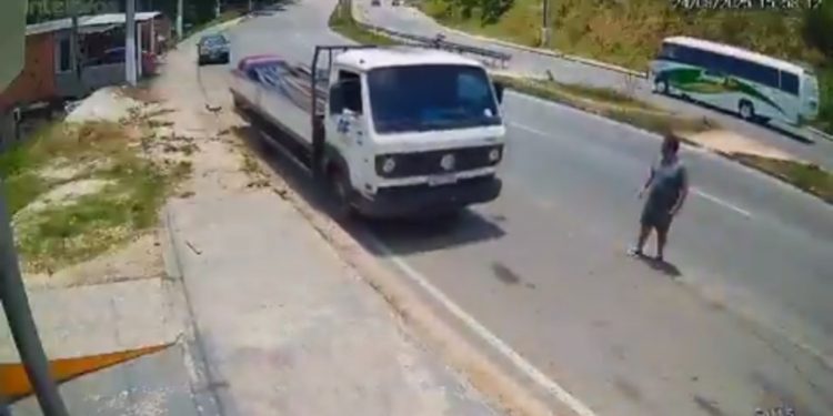 Vídeo mostra pânico após caminhão desgovernado quase atingir casa de idosa
