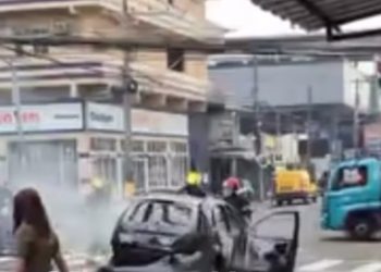 Vídeo mostra carro pegando fogo e trânsito fica congestionado na Praça 14