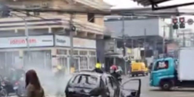Vídeo mostra carro pegando fogo e trânsito fica congestionado na Praça 14