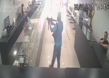 Assaltantes armados com metralhadora assaltam loja