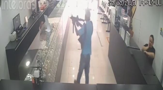 Assaltantes armados com metralhadora assaltam loja