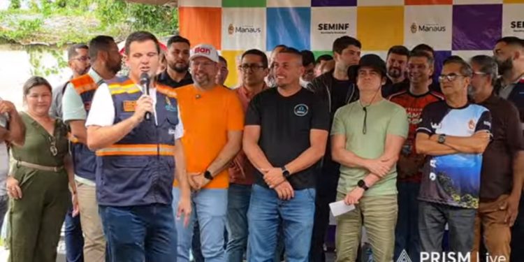 Prefeito David Almeida anuncia reforma do campo 11 de Maio