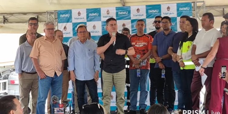 Prefeito David Almeida entrega mais 20 novos ônibus para atender a zona Leste