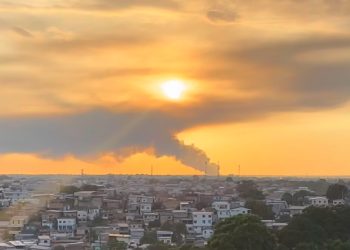 Após quase 20 horas, incêndio em fábrica parece estar no início; fogo já destruiu mais de 100 veículos