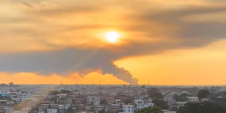 Após quase 20 horas, incêndio em fábrica parece estar no início; fogo já destruiu mais de 100 veículos