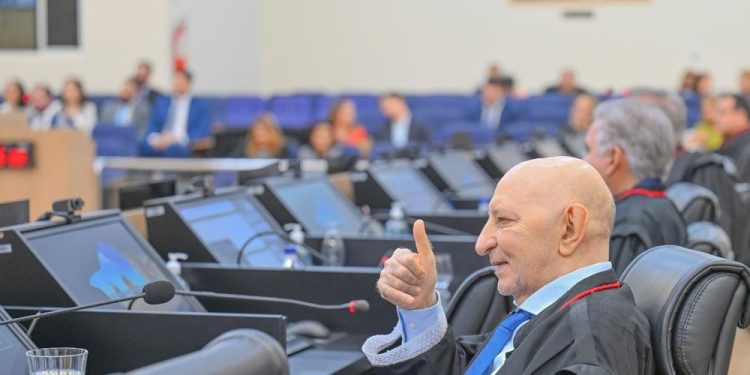 Domingos Chalub se aposenta e é homenageado