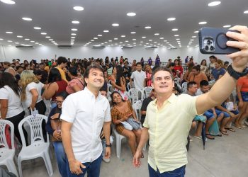 David Almeida acompanha entrega de pulseiras do #SouManaus Passo a Paço 2025 e alerta contra venda ilegal