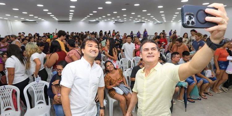 David Almeida acompanha entrega de pulseiras do #SouManaus Passo a Paço 2025 e alerta contra venda ilegal