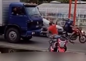 TACA E CORRE? Motociclista atira pedra contra caminhão em via de Manaus; Veja vídeo!