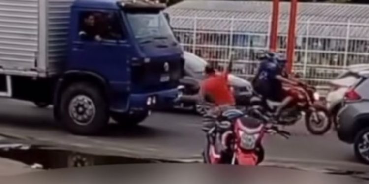 TACA E CORRE? Motociclista atira pedra contra caminhão em via de Manaus; Veja vídeo!